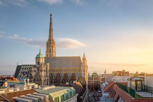 Blick über die Dächer von Wien. Im Hintergrund ist die Domkirche St. Stephan.