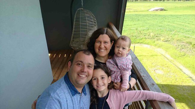 Eine Vierköpfige Familie macht ein Selfie.