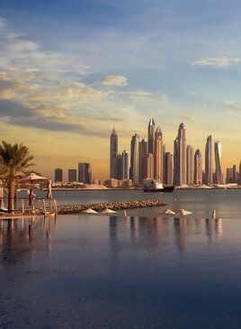 Blick über das Wasser auf viele gebündelte Wolkenkratzer.