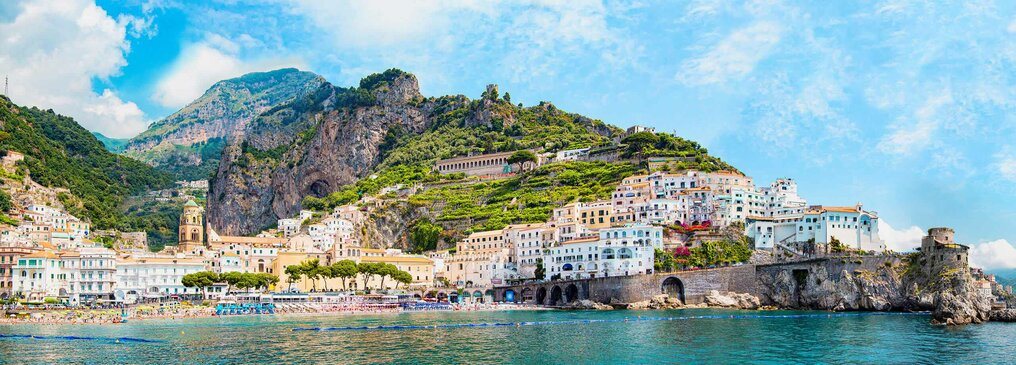 Häuser gebaut auf einem Felsen mit einem Strand und Mehr