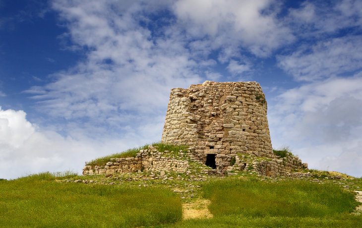 Prähistorischer Steinbau in Form eines breiten Turms auf Sardinien