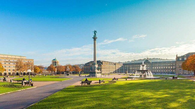 Der Schlossplatz in Stuttgart mit Fontäne und Säule.