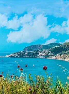 Meerblick, Strand Maronti, Ischia Der Strand Maronti am türkisen Meer. Neben dem Strand sind viele Häuser und Hotels.