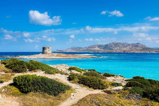Sardinien, Blick auf die Spiaggia la Pelosa in Stintino Ein Blick über das Meer auf die Ruine des Steinturms Torre della Pelosa im hintergrund ist eine größere Insel