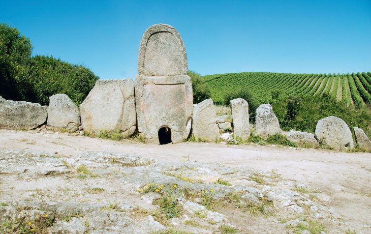 Prähistorische Stätte auf Sardinien aus aufgestellten Steinplatten