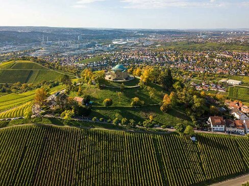 Die Grabkapelle auf dem Rotenberg aus Vogelperpektive. Um die Kapelle sind viele Weinberge in Stuttgart.