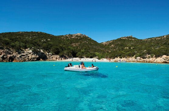 Gommoni-Tour Zwei Personen fahren auf einem Schlauchbot auf dem Meer