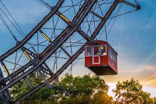 Riesenrad im Prater, Vergnügungspark, Prater, Wien,  Eine rote Gondel am Riesenrad im Prater in Wien.