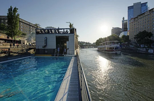 High Life Reisen - Badeschiff am Donaukanal