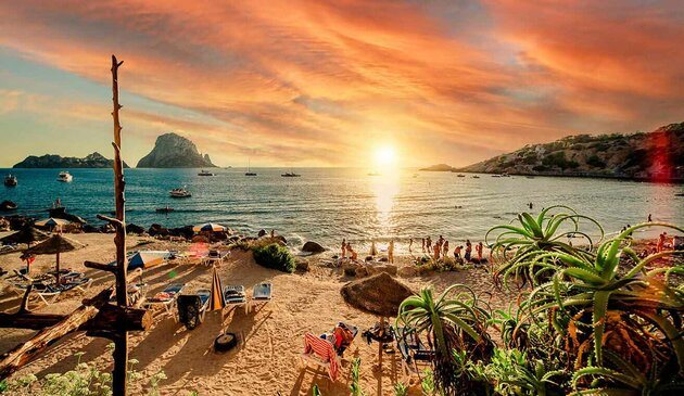View of Cala d'Hort Beach, Ibiza Der Strand Cala d'Hort beim Sonnenuntergang. Im Hintergrund ist ein Meer.