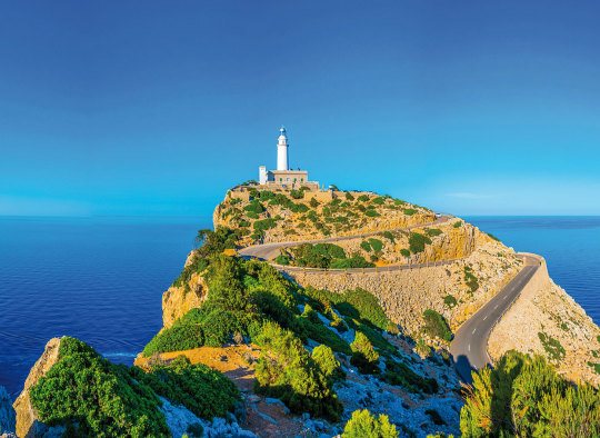 Das Cap Formentor auf Mallorca mit schroffen Felsen und dem blauen Meer im Hintergrund
