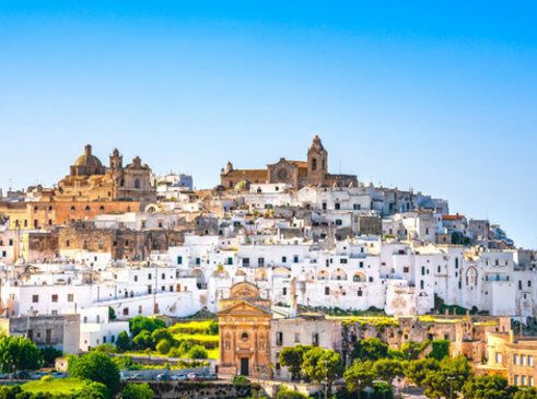 Vielen weisse Häusser auf einem Hügel in der Stadt Ostuni