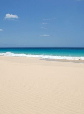 Ein Blick vom Sandstrand ins Meer