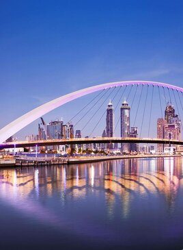 Ein Bklick über den Wasserkanal in Dubai auf eine Seilbrücke und Wolkenkratzer