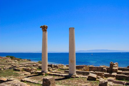 Zwei römische Säulen am Meer in der Ausgrabungsstätte Nora auf Sardinien