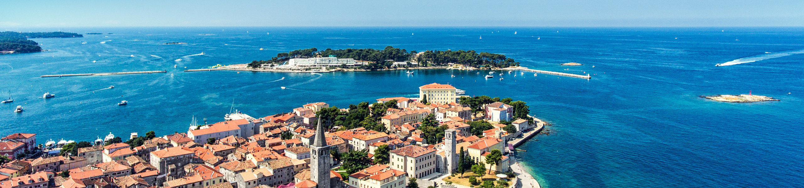 Luftansicht des Kroatischen Ortes Porec und im Hintergrund das blaue Meer