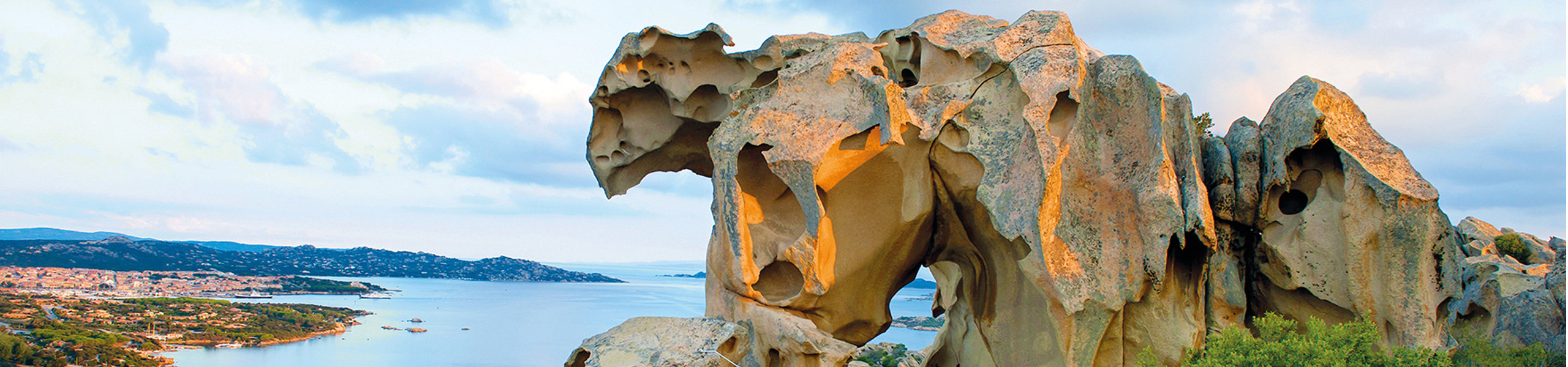 Blick auf den Capo d'Orso, ein Felsen in Form eines Bären in Nordsardinien